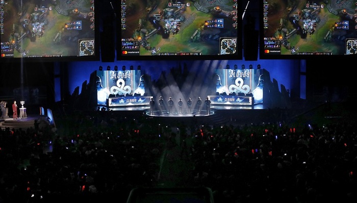 赌场防范课： 遇到“主动搭讪并宣称有必胜秘籍”的人，该如何识破骗局？（赌场防骗指南：如何识破主动搭讪兜售“稳赚秘籍”的骗局？）